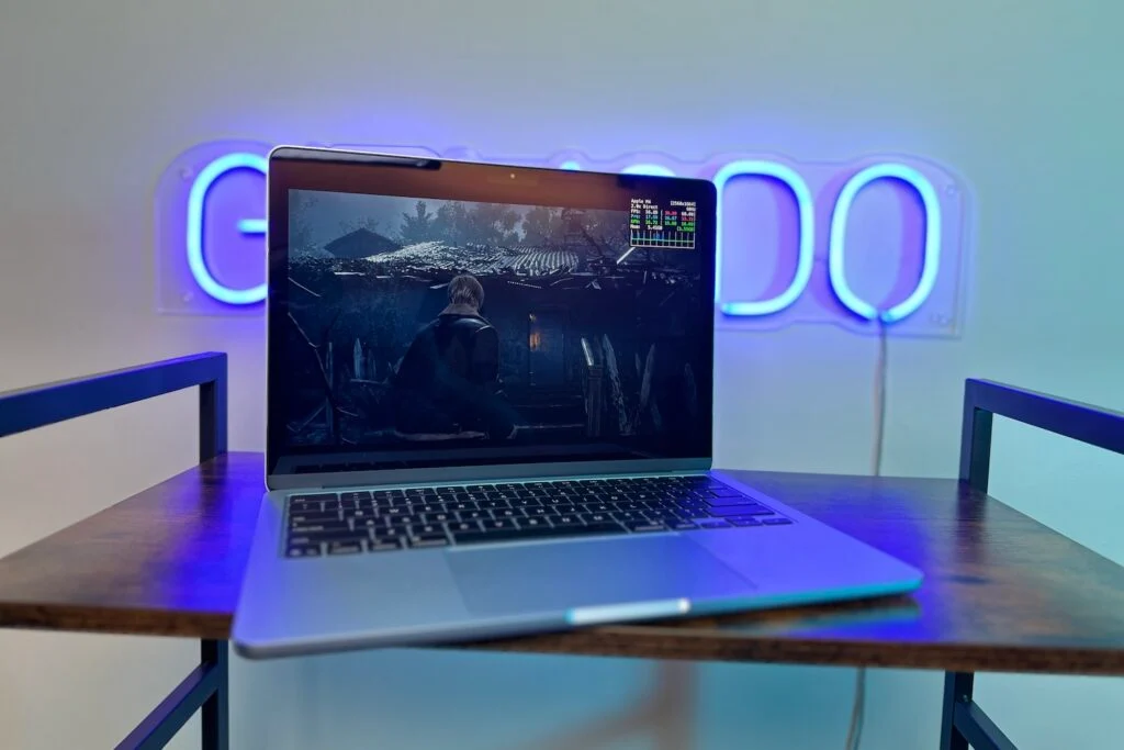 Macbook Air M4 性能 生化危机 4