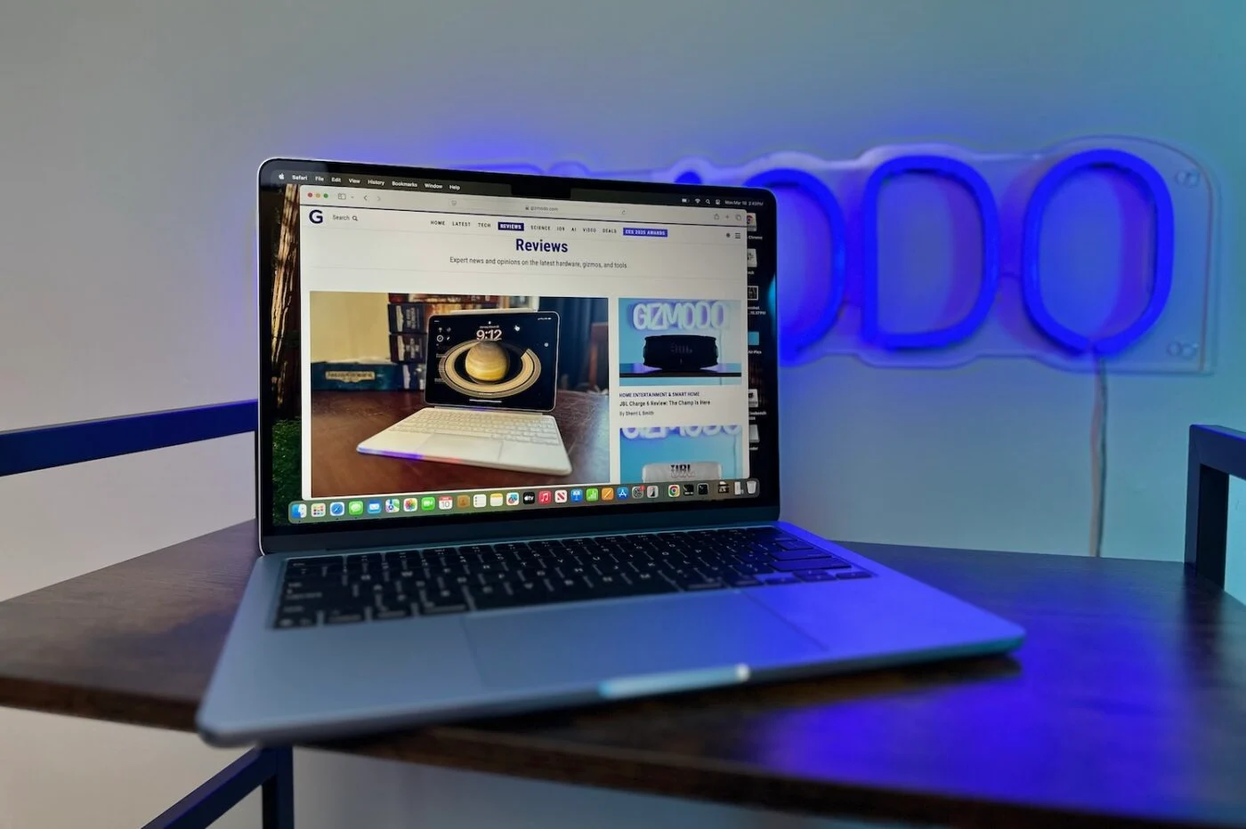 即使使用蓝色霓虹灯，搭载“天蓝色” M4 的 MacBook Air 也不会看起来那么蓝。