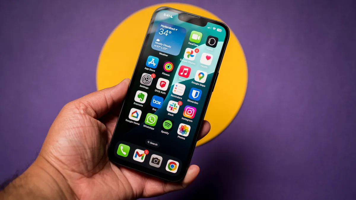 彩色背景下的 Apple iPhone 16e 测评