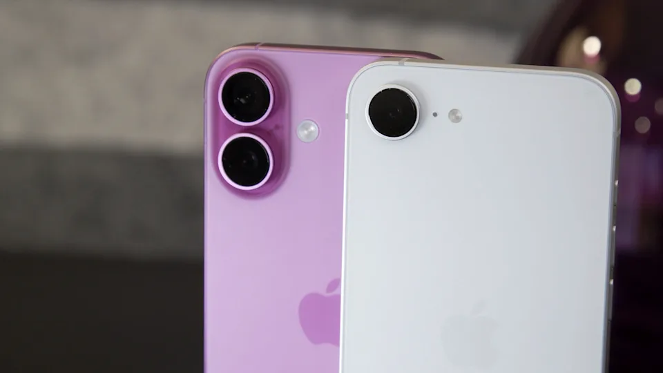 粉色 iPhone 16 略微落后于 16e，场景中只能看到手机的上半部分。