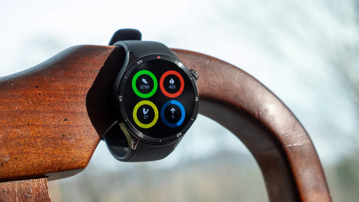 屏幕上带有健身环的 OnePlus Watch 3
