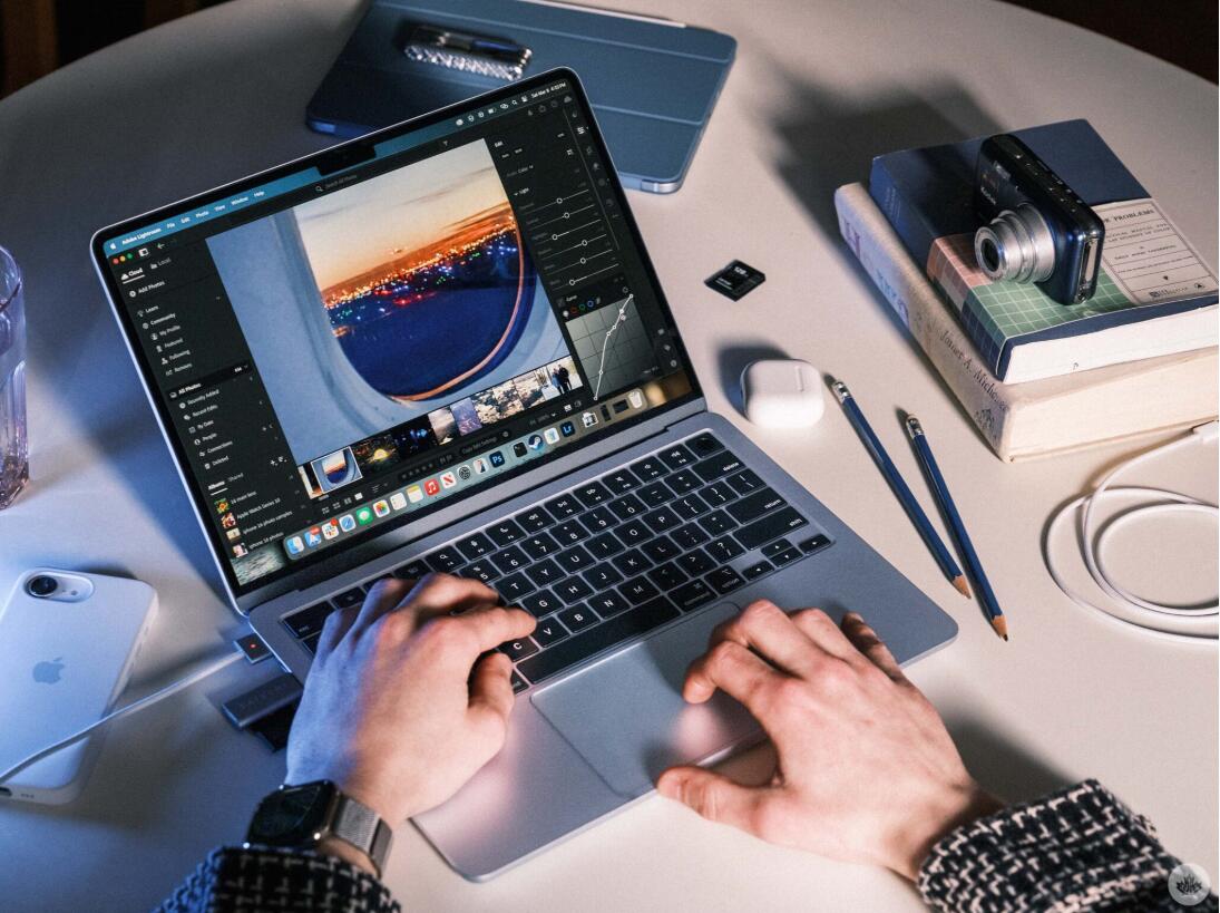MacBook Air M4 Adob​​e Lightroom