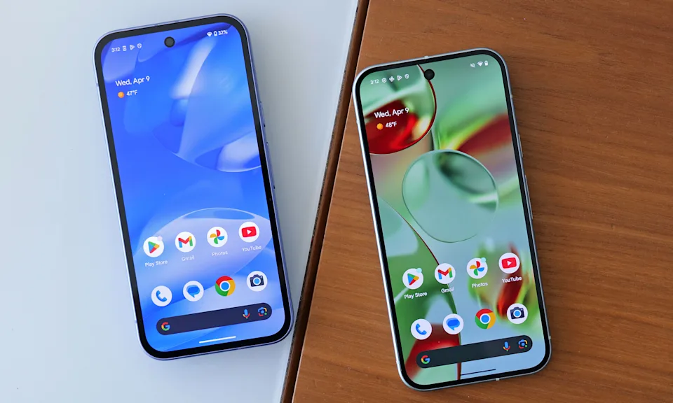 Pixel 9a（左）与标准 Pixel 9（右）在尺寸和设计方面的比较。