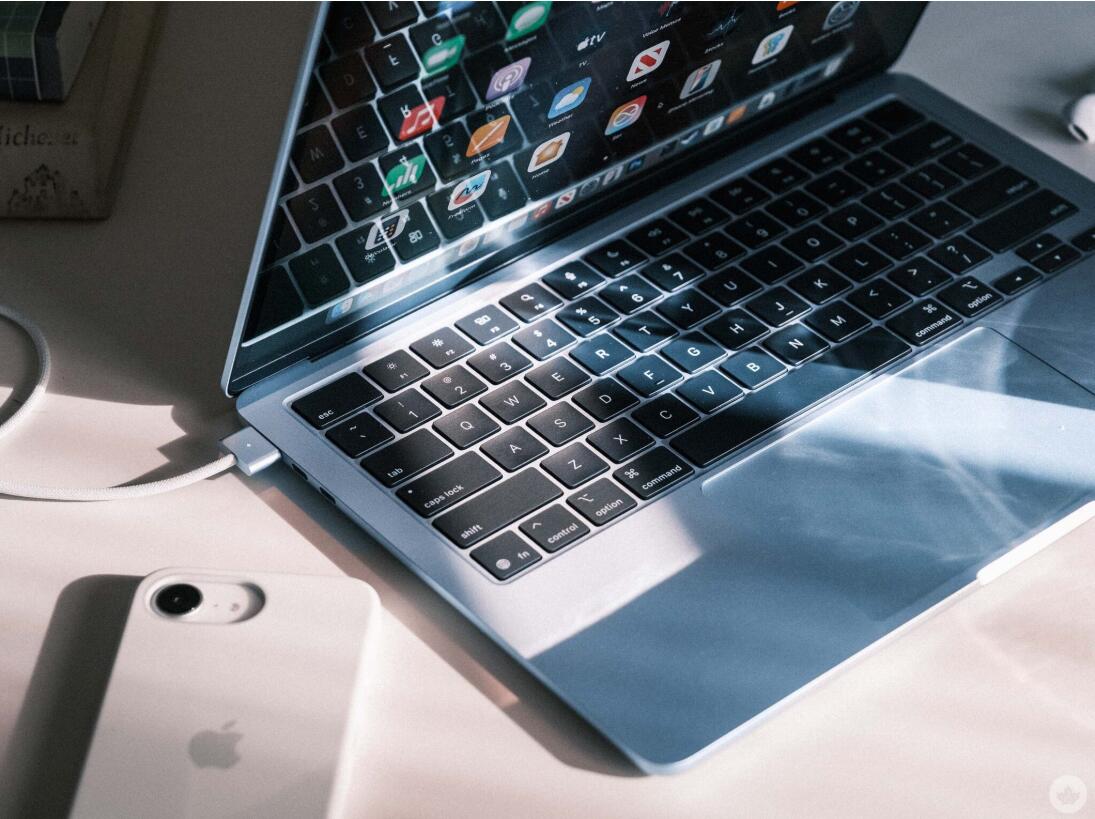 Apple MacBook Air M4 键盘上有炫酷的反光