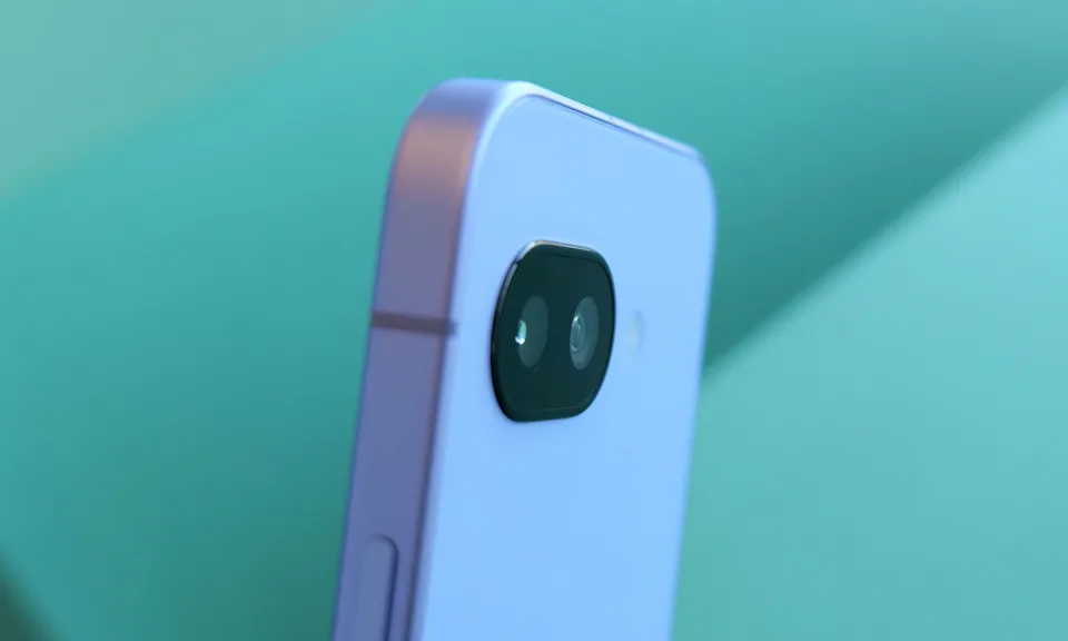 Pixel 9a 配备 48 MP 摄像头和 13 MP 超广角摄像头。