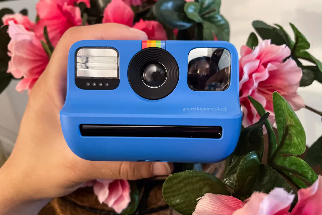 Polaroid Go 可以轻松用一只手握住。
