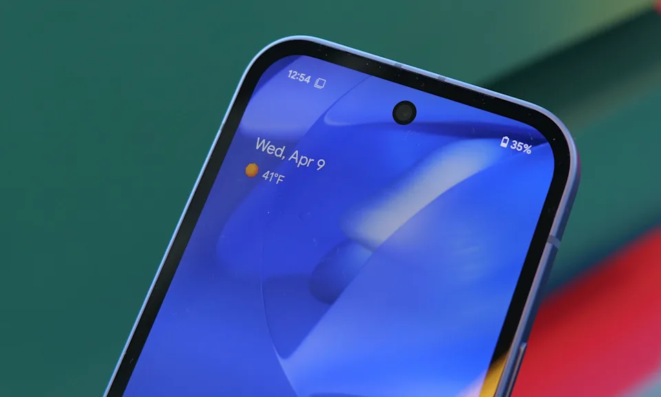 虽然 9a 的屏幕尺寸和亮度与标准 Pixel 9 相同，但其边框略厚。