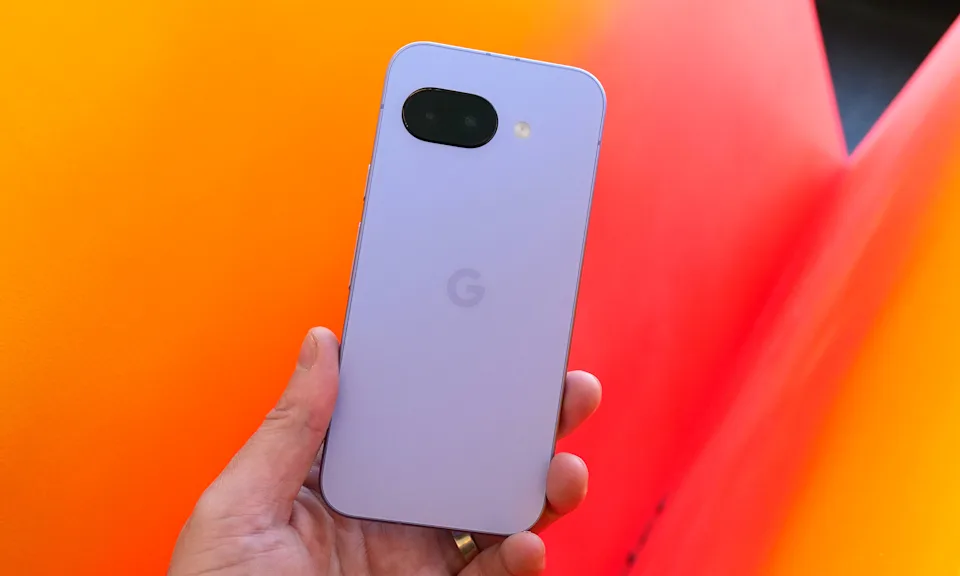 与标准型号不同，Pixel 9a 的背面由再生塑料而不是玻璃制成。