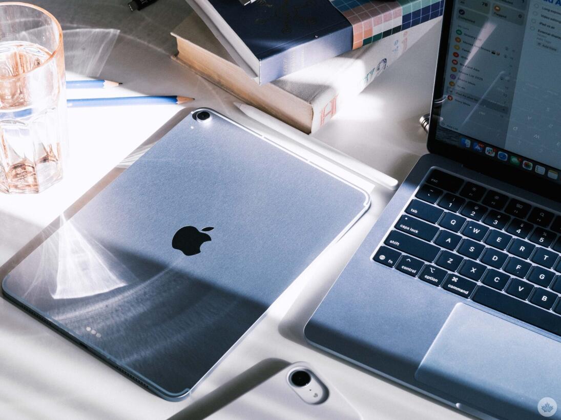 Apple iPad Air 与 MacBook Air M4 对比。
