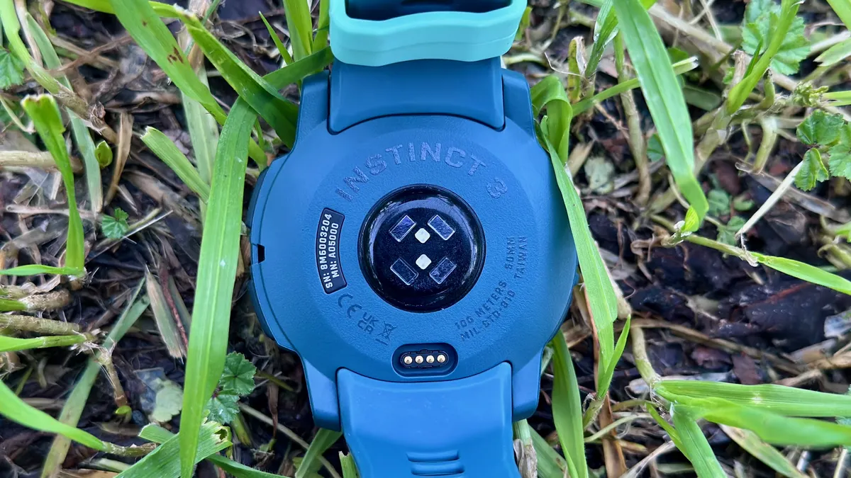 Garmin Instinct 3 的底部传感器阵列，阵列周围刻有 10ATM 防水和 MIL-STD-810 保护等数据。