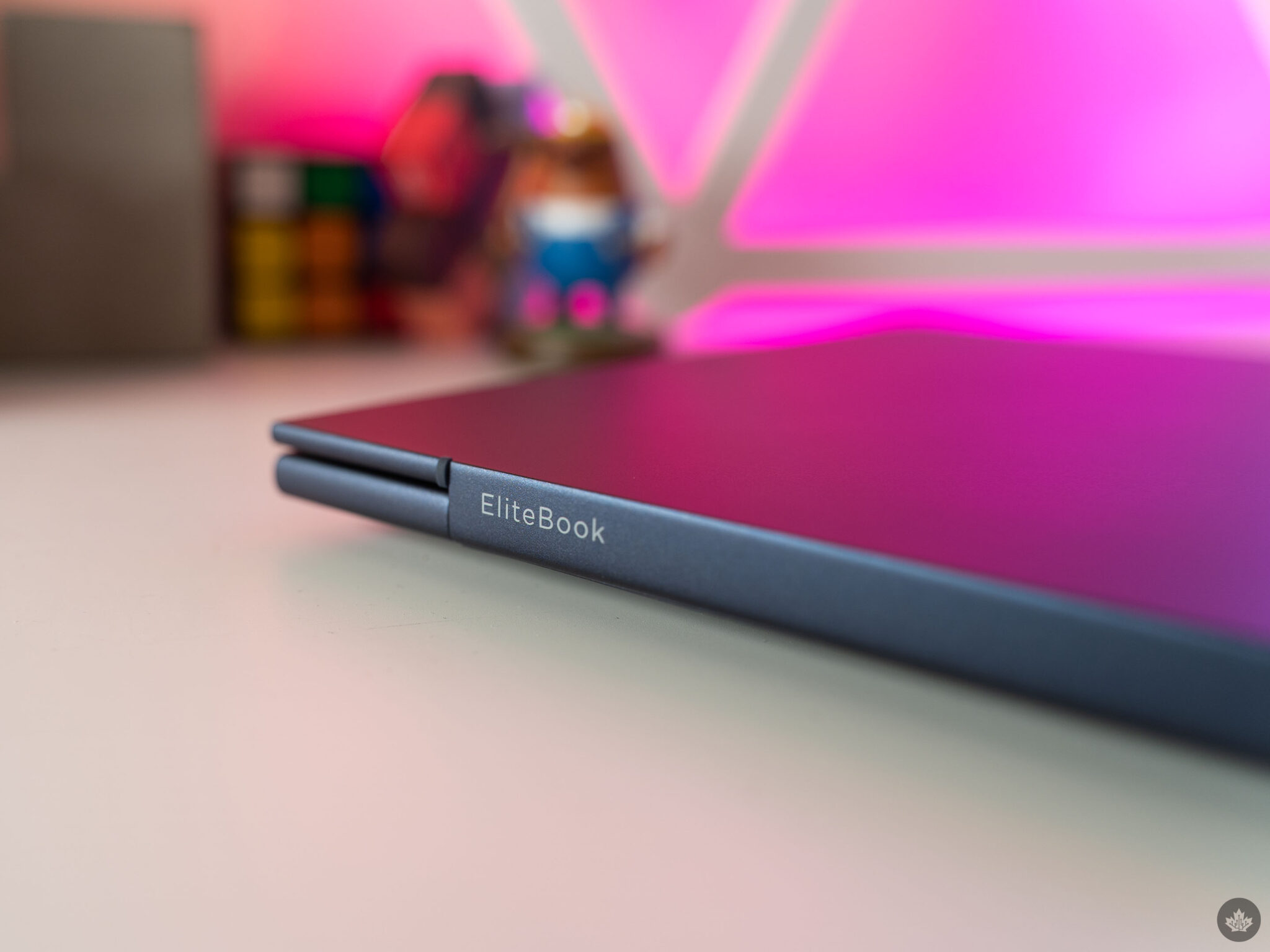 粉红色背景下的 HP EliteBook Ultra