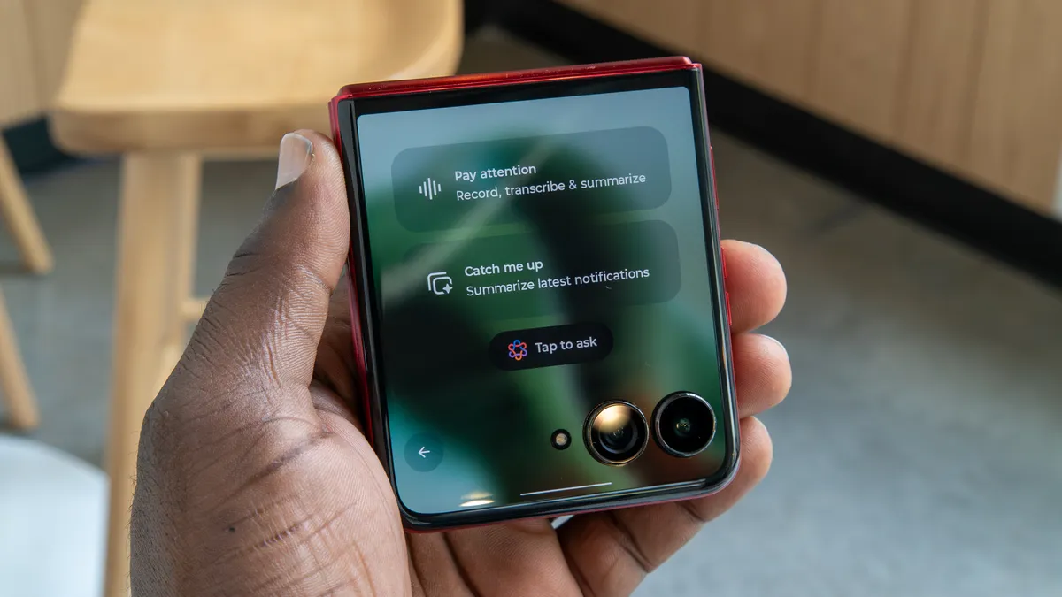 Razr Ultra 2025 封面屏幕上的 Moto AI 选项
