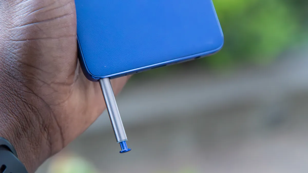 Moto G Stylus 2025 手写笔从手机中伸出
