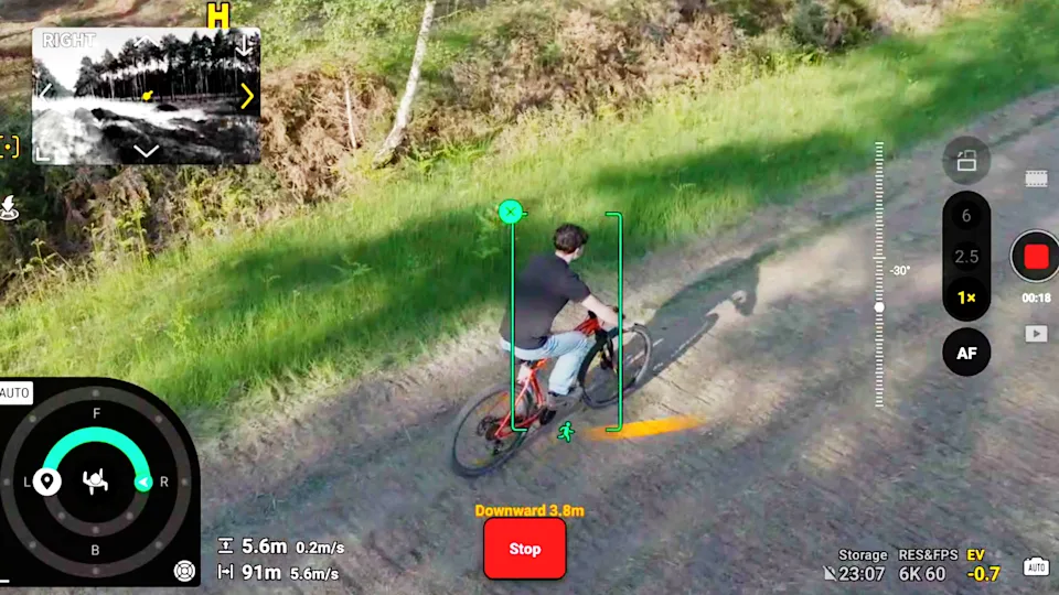 ActiveTrack 360 可让您在跟踪拍摄对象的同时移动相机。