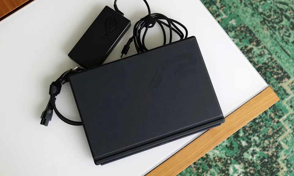 ROG Flow Z13 还配备了一个相当大的 240 瓦电源砖，这是您在旅行时需要考虑的事情。