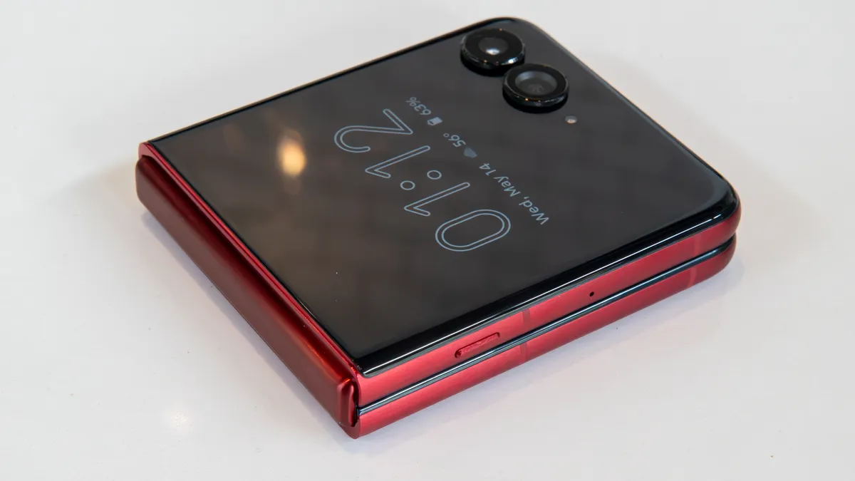 Razr Ultra 2025 合上放在桌子上