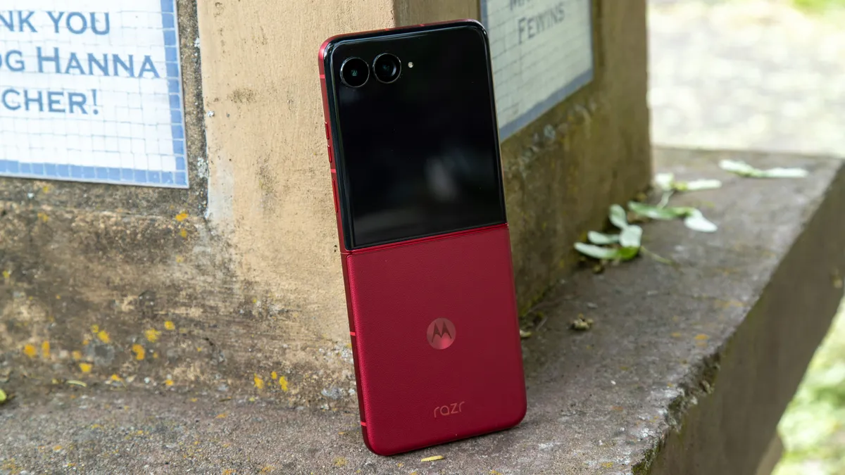 Razr Ultra 2025 打开并靠在柱子上
