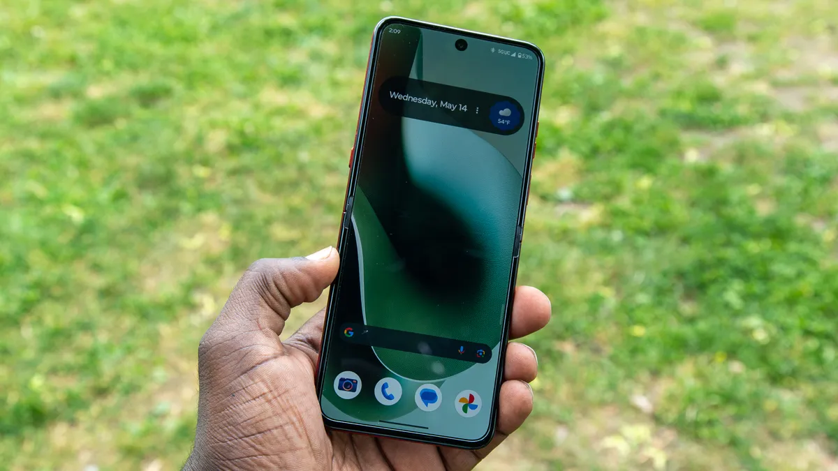 Razr Ultra 2025 主显示屏外部