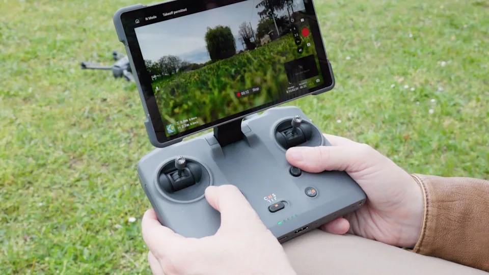 DJI 新款 RC2 Pro 屏幕控制器可向上折叠并侧向翻转。