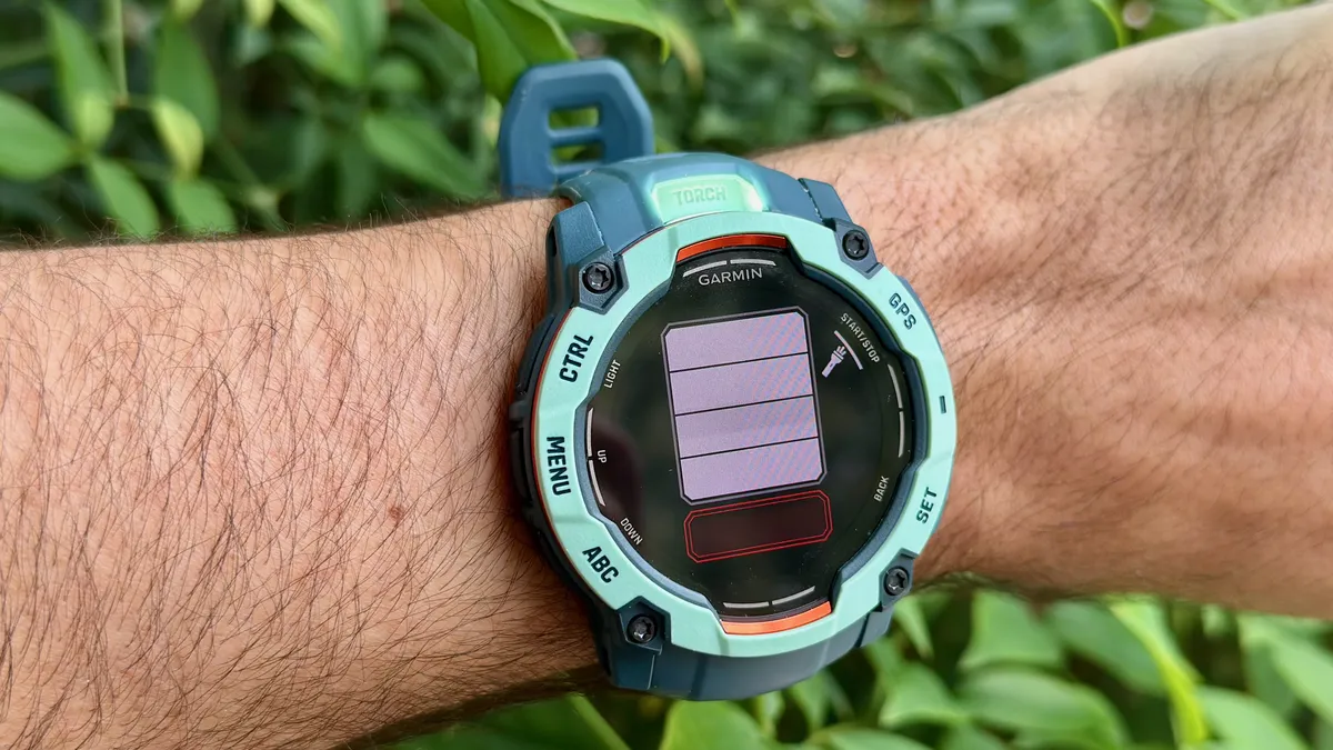 Garmin Instinct 3 50mm AMOLED 显示“手电筒”或手电筒菜单，具有五种不同的强度级别（四个白色，一个红色）和一个开关，全强度手电筒从手表的顶部背面发出。
