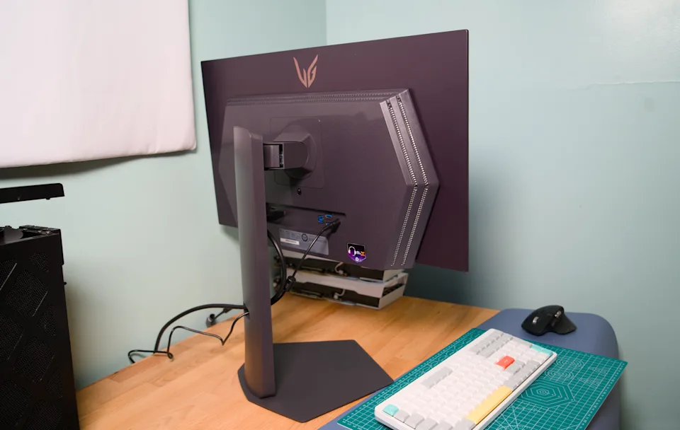 LG UltraGear 27 显示器背面