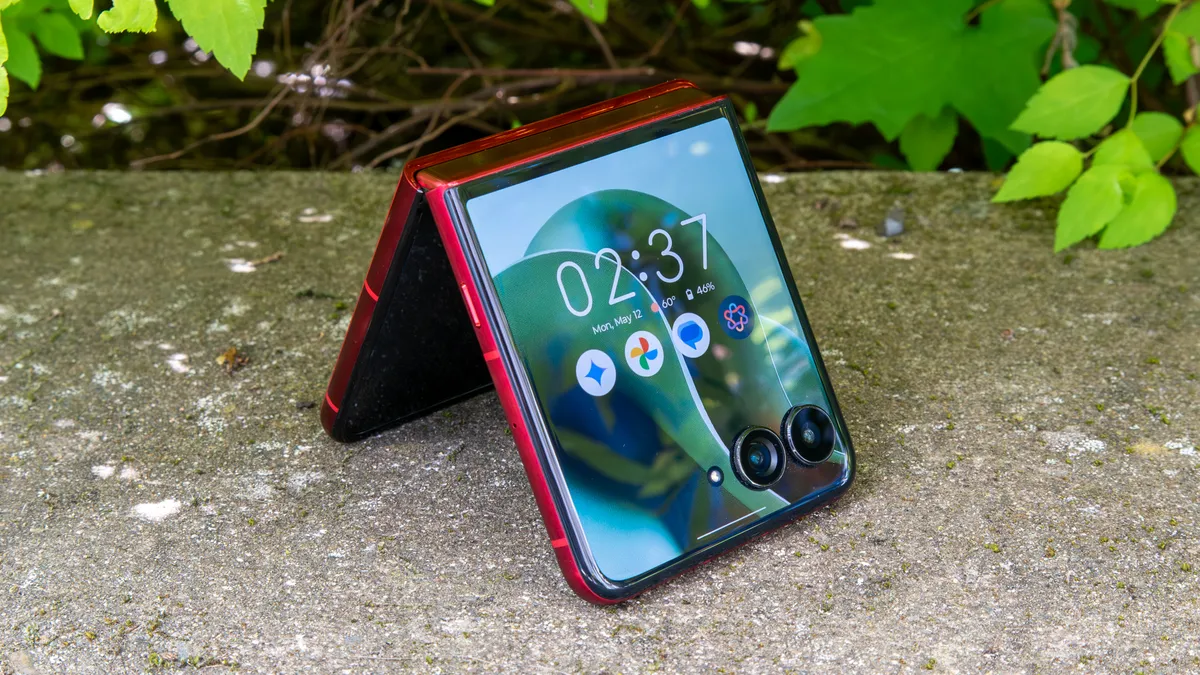 Razr Ultra 2025 在户外帐篷模式下