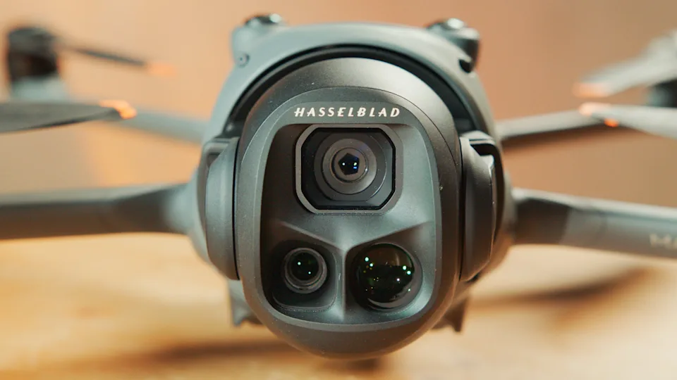 DJI 的全新三摄像头系统配备 28 毫米主摄像头、70 毫米远摄摄像头和 168 毫米远摄摄像头。
