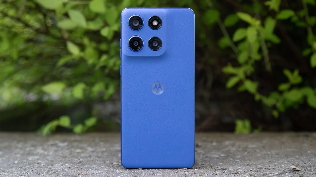 灌木丛前的 Moto G Stylus 2025
