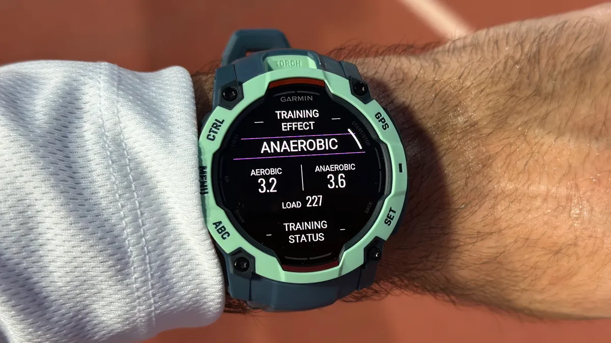 Garmin Instinct 3 上的跑步后训练效果小部件，显示有氧和无氧训练效果以及总训练负荷。