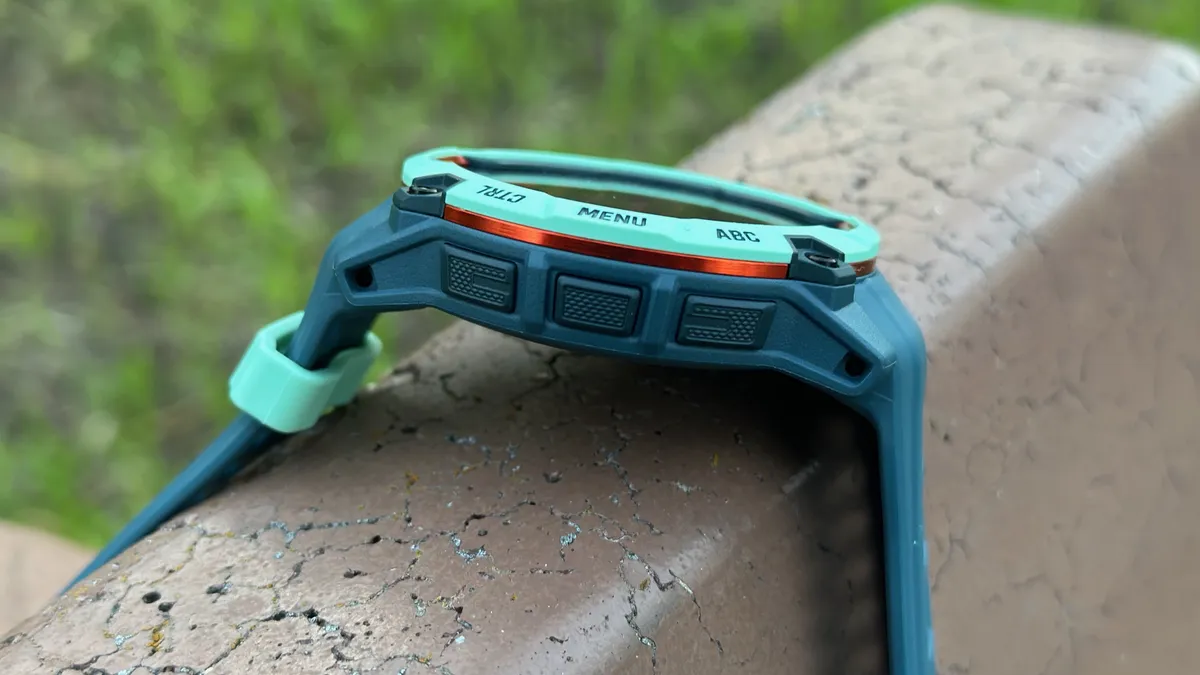 Garmin Instinct 3 三个按钮的左侧视图