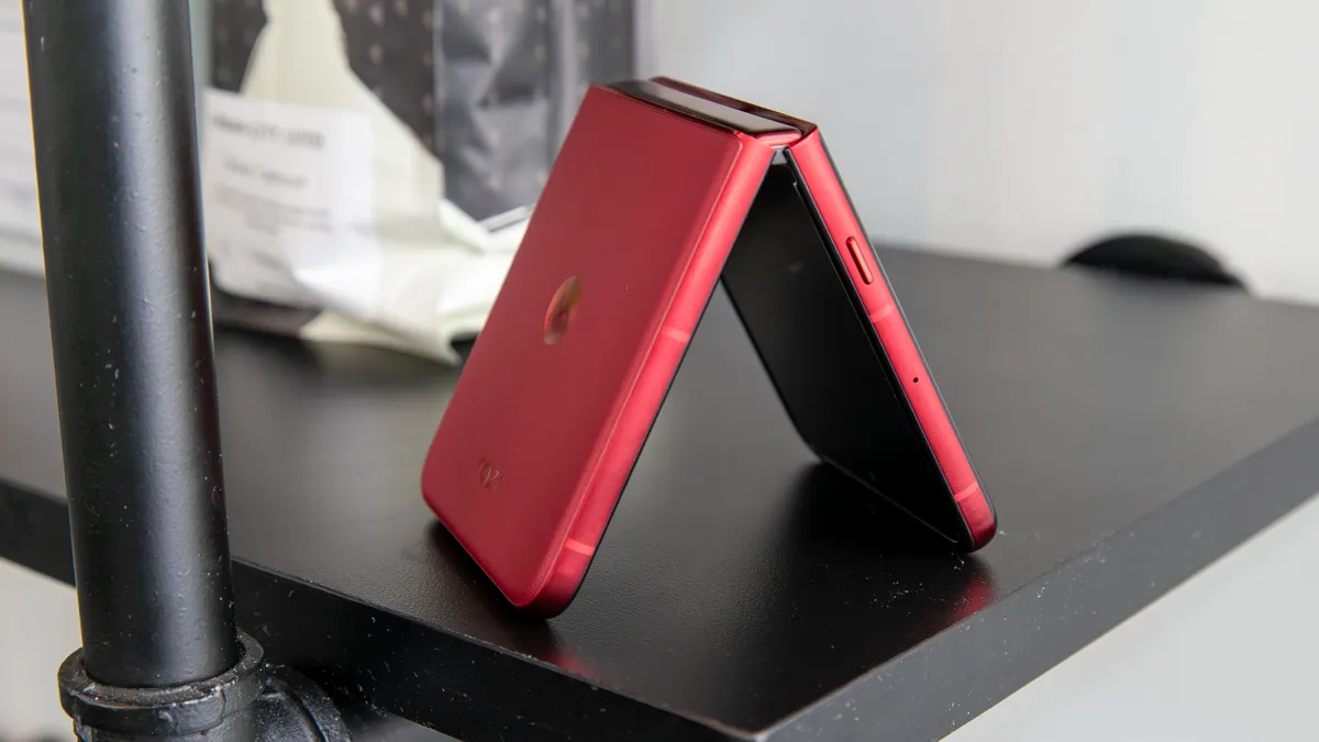 Razr Ultra 2025 帐篷模式