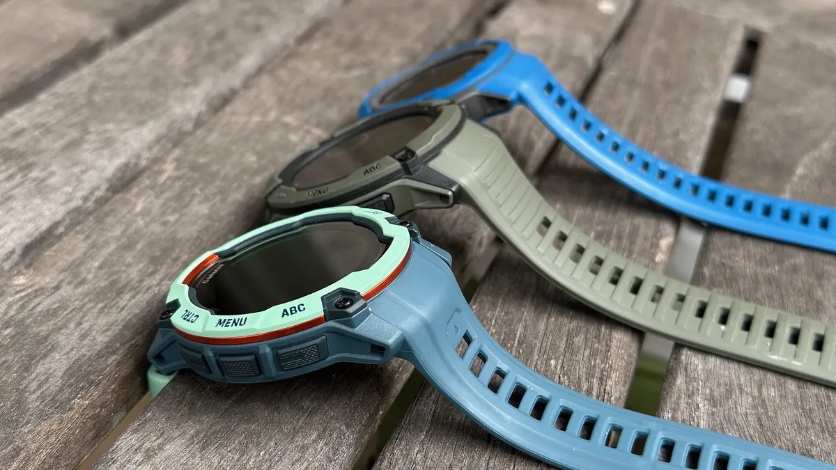 Garmin Instinct 3 AMOLED、Instinct 2X Solar 和 Instinct 2 Solar 并排摆放，凸显了其坚固耐用的设计。