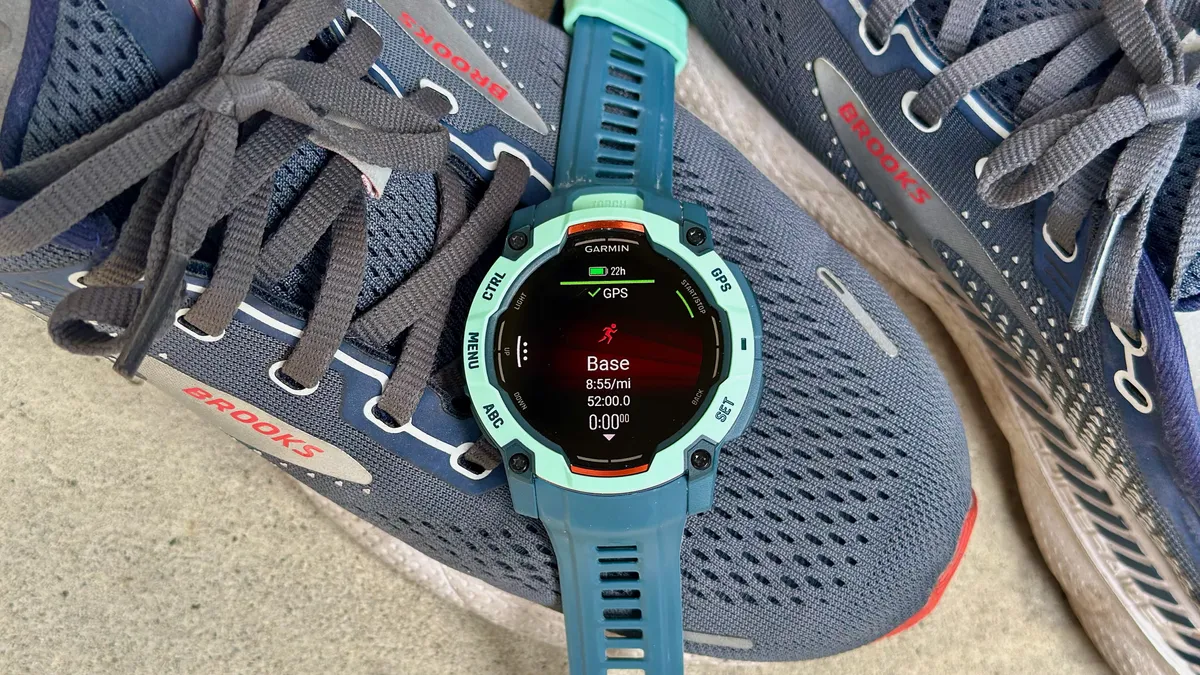 Garmin Instinct 3 50mm AMOLED 在跑步活动的准备开始视图中显示，SatIQ 电池剩余寿命为 22 小时，并且“基础”锻炼活动为 52 分钟。