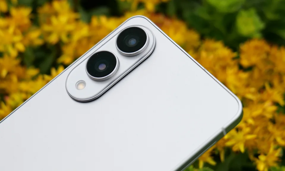 Galaxy S25 Edge 配备了 S25 Ultra 的 200MP 主摄像头，但缺少专用的长焦镜头。