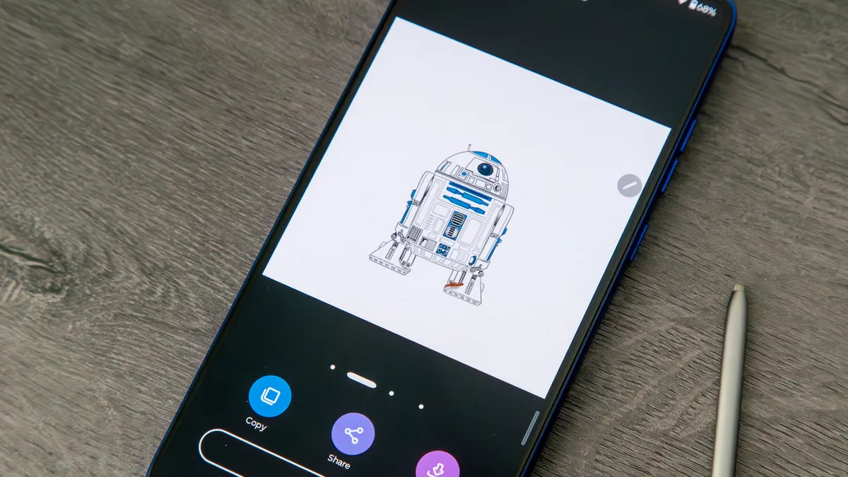 Moto G Stylus 2025 的“草图转图像”功能，包含 AI 生成的 R2-D2 绘图