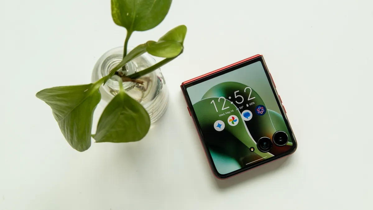 Razr Ultra 2025 放在植物旁边的桌子上