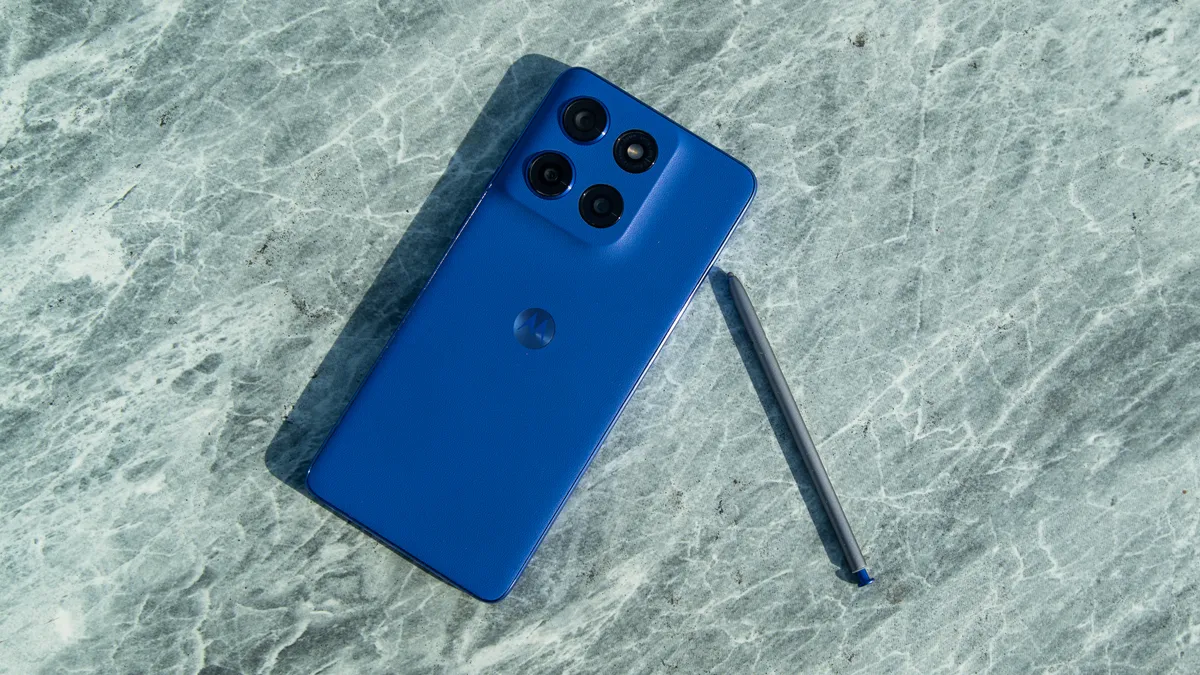 Moto G Stylus 2025 旁边有一支笔