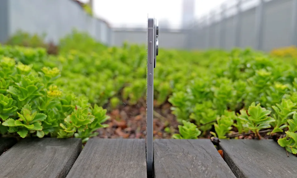 三星 Galaxy S25 Edge 厚度仅为 5.8 毫米，是迄今为止最薄的智能手机之一。