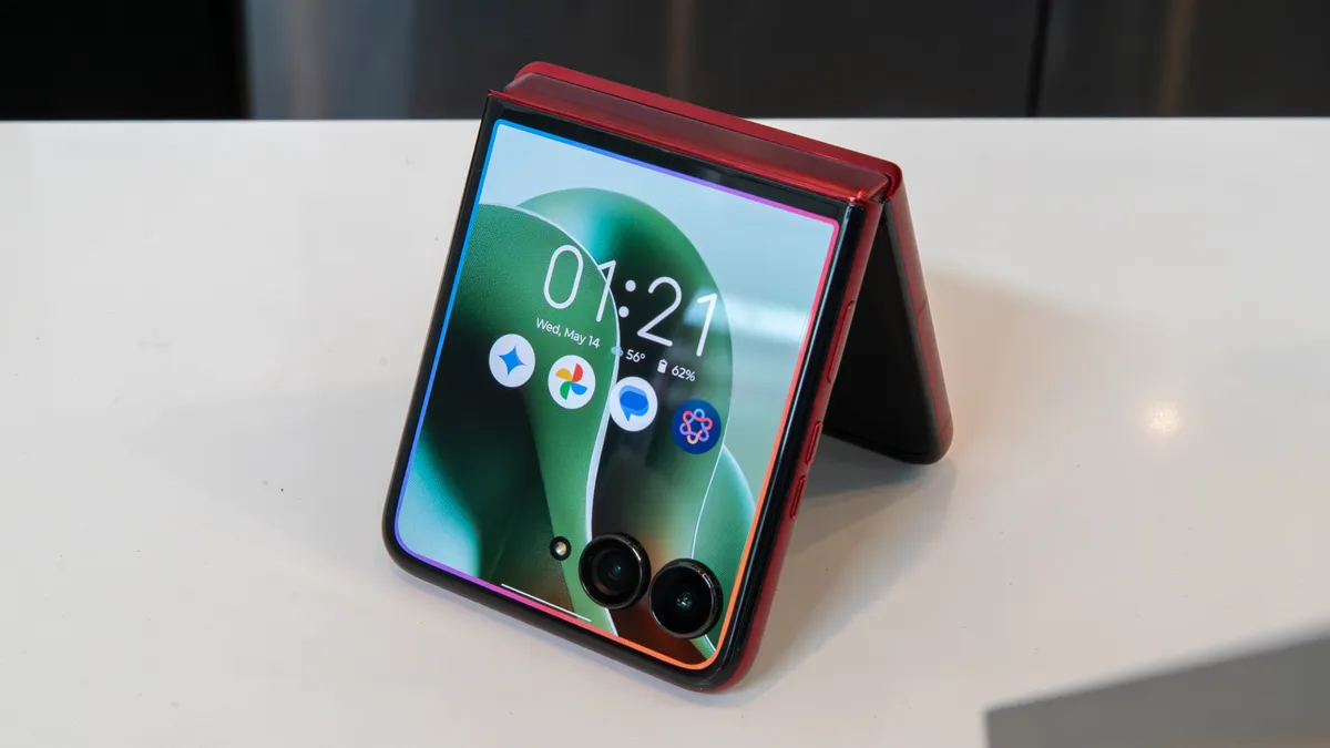 Razr Ultra 2025 外盖屏幕，Look & Talk 处于待命状态