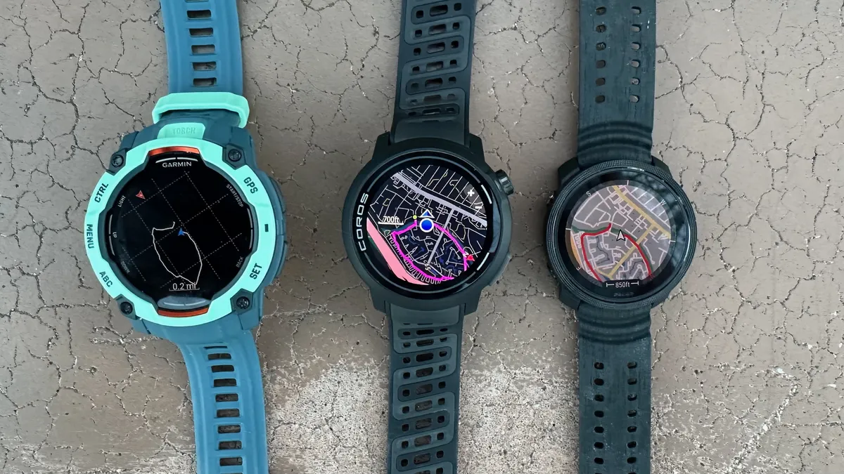 Garmin Instinct 3（左）、COROS PACE Pro（中）和 Polar Vantage M3（右）显示地图活动线；Garmin 显示没有离线地图详细信息的面包屑路径，而另外两个有实际街道
