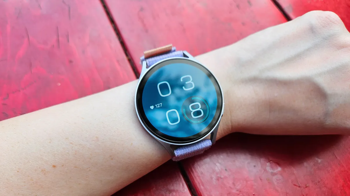 三星 Galaxy Watch 7 上的简单数字表盘