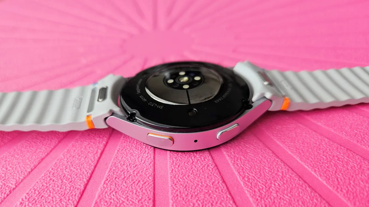 三星 Galaxy Watch 7 的曲线形新传感器阵列和橙色主页按钮