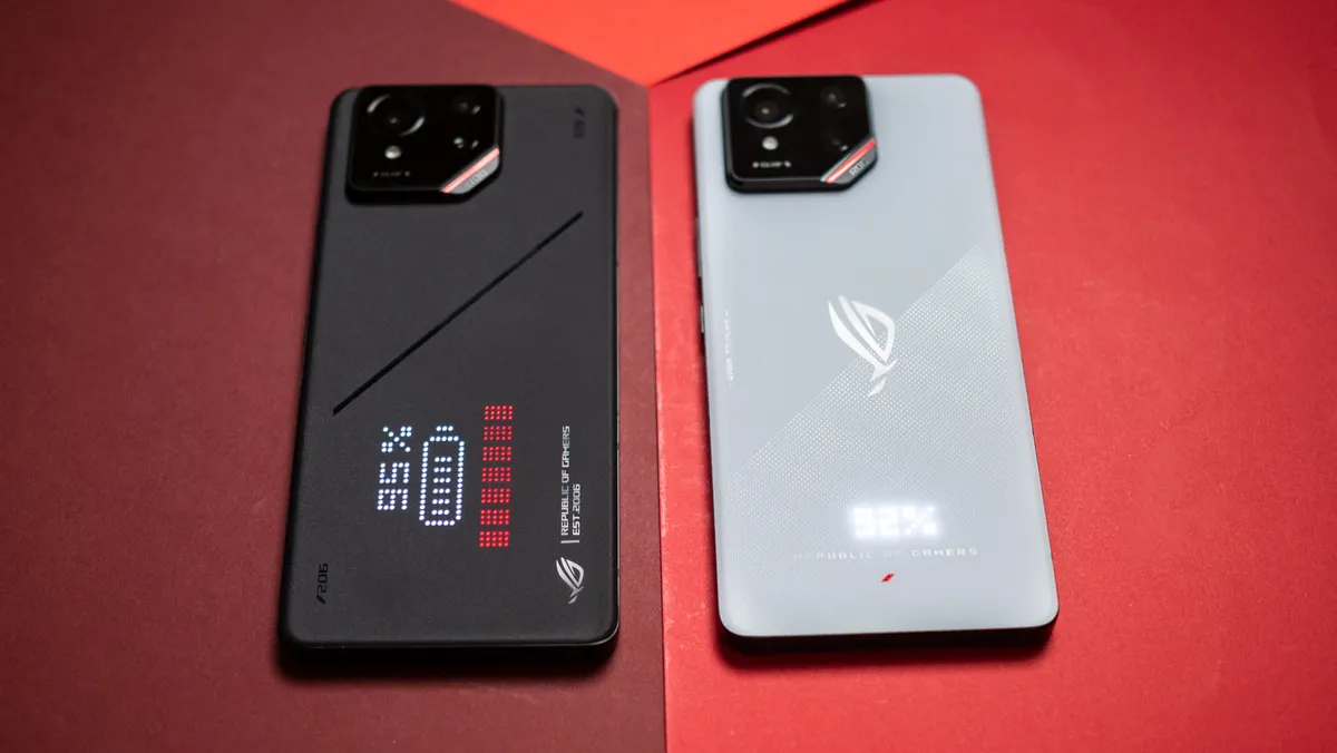 一黑一白两台华硕 ROG Phone 9 Pro 手机放在一起