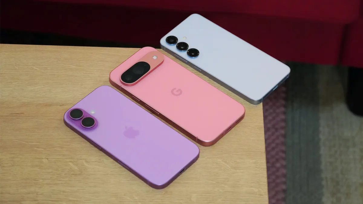 Galaxy S25、Pixel 9 和 iPhone 16 放在桌子上。