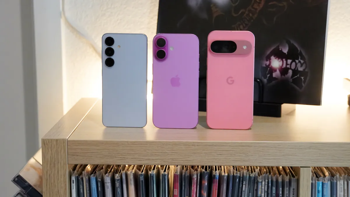 记录表上三星 Galaxy S25（左）、iPhone 16（中）和 Google Pixel 9（右）的尺寸比较。