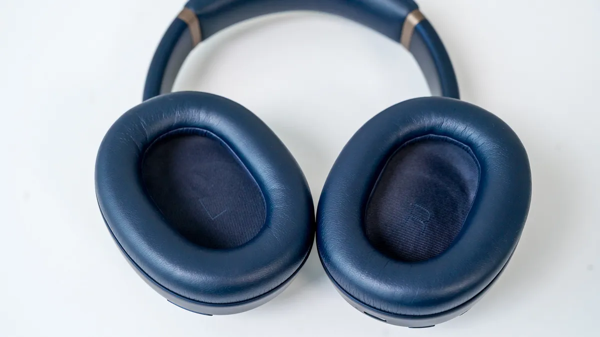打开 JBL Tour One M3 上的耳罩。