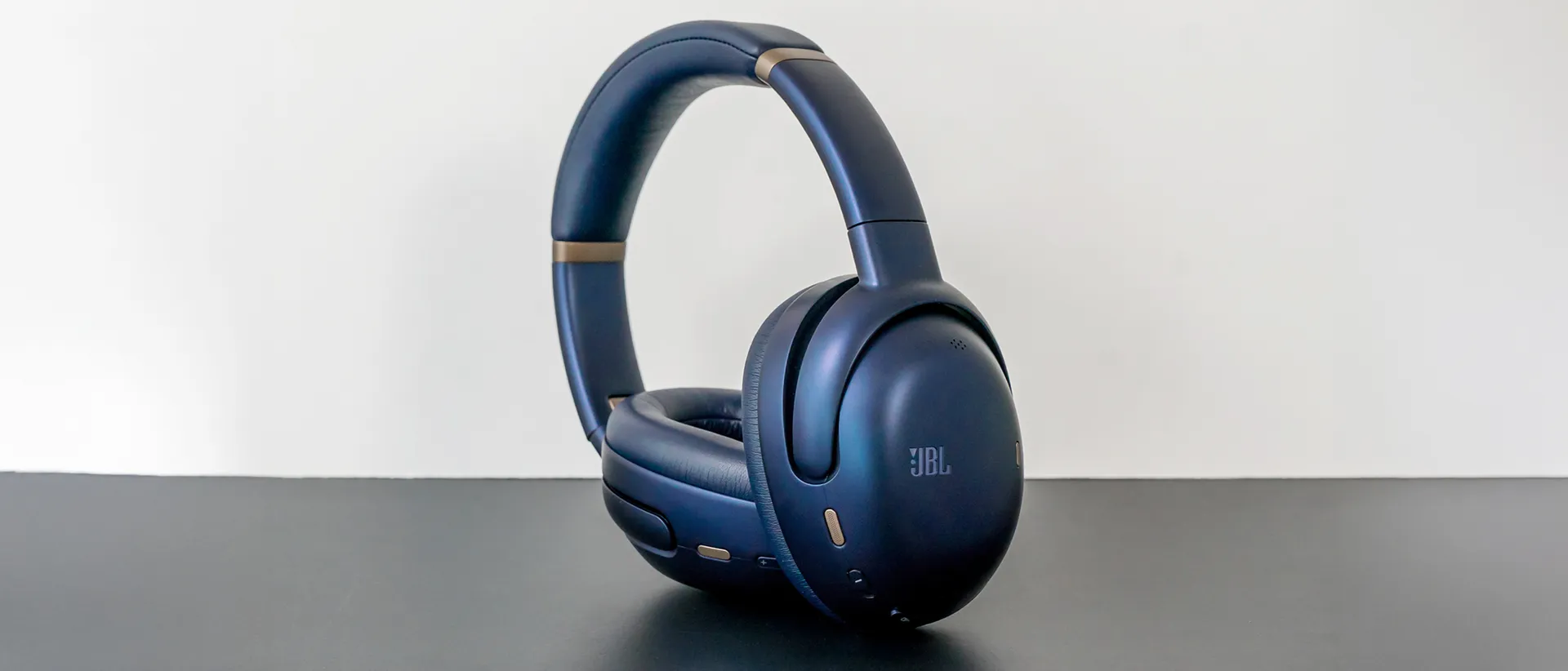 蓝色 JBL Tour One M3 耳机的英雄形象。