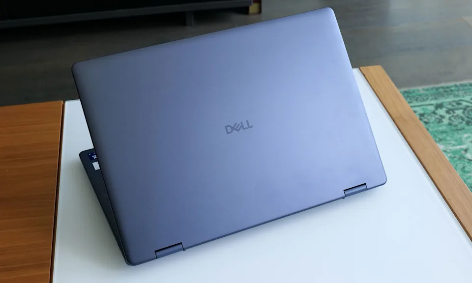 Dell 16 Plus 2 合 1 上唯一的视觉亮点是其盖子上的标志。