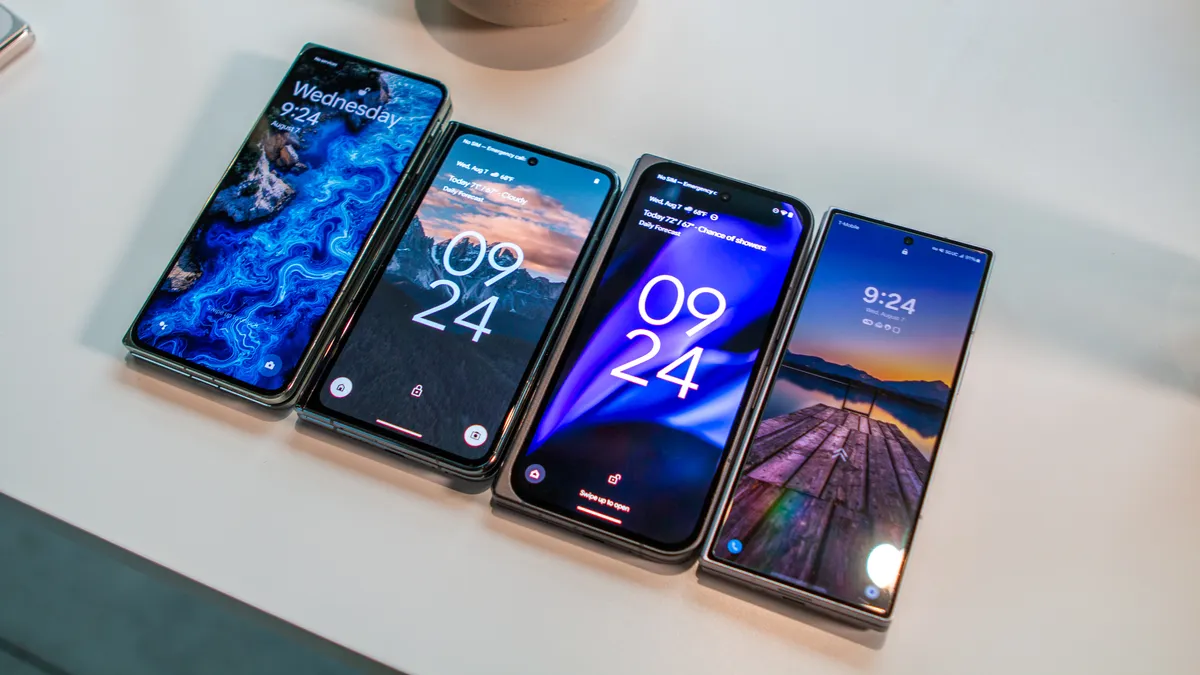 Pixel 9 Pro Fold 与 Pixel Fold、OnePlus Open 和 Galaxy Z Fold 6 对比，显示屏幕保护膜