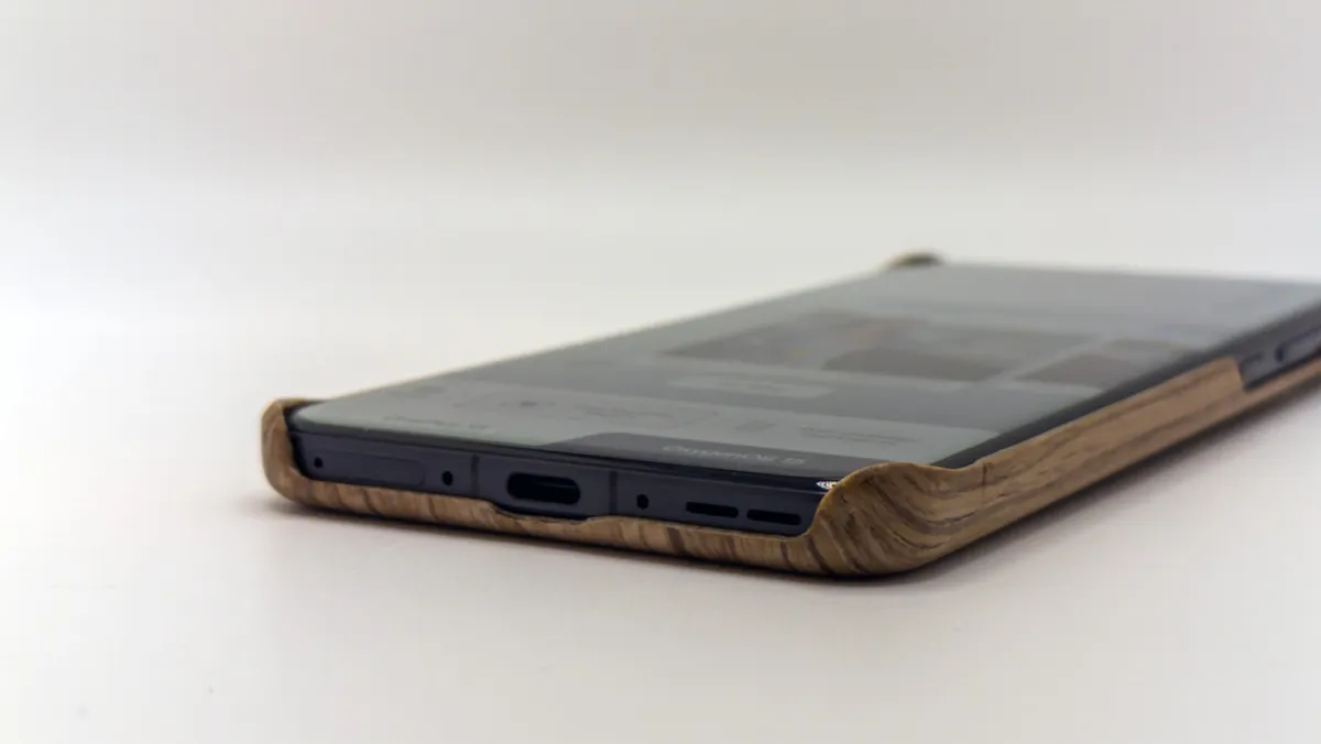 OnePlus 13 官方木质外壳的底部边缘和覆盖角